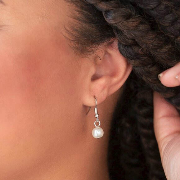 Paparazzi Jewelry Accessories - Knockout Queen - White Necklace - Vintage - Picture 6 of 6